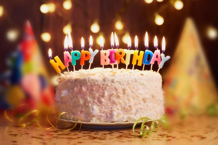 Abbildung: Grusskarten Geburtstag - Torte mit brennenden Happy-Birthday-Kerzen